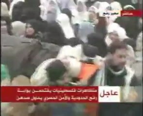 متظاهرات فلسطينيات يقتحمن بوابة معبر رفح