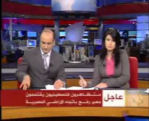 متظاهرات فلسطينيات يقتحمن بوابة معبر رفح (3)