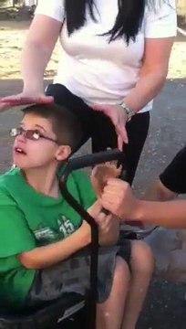 Il se coince le doigt dans son jouet et c'est le drame