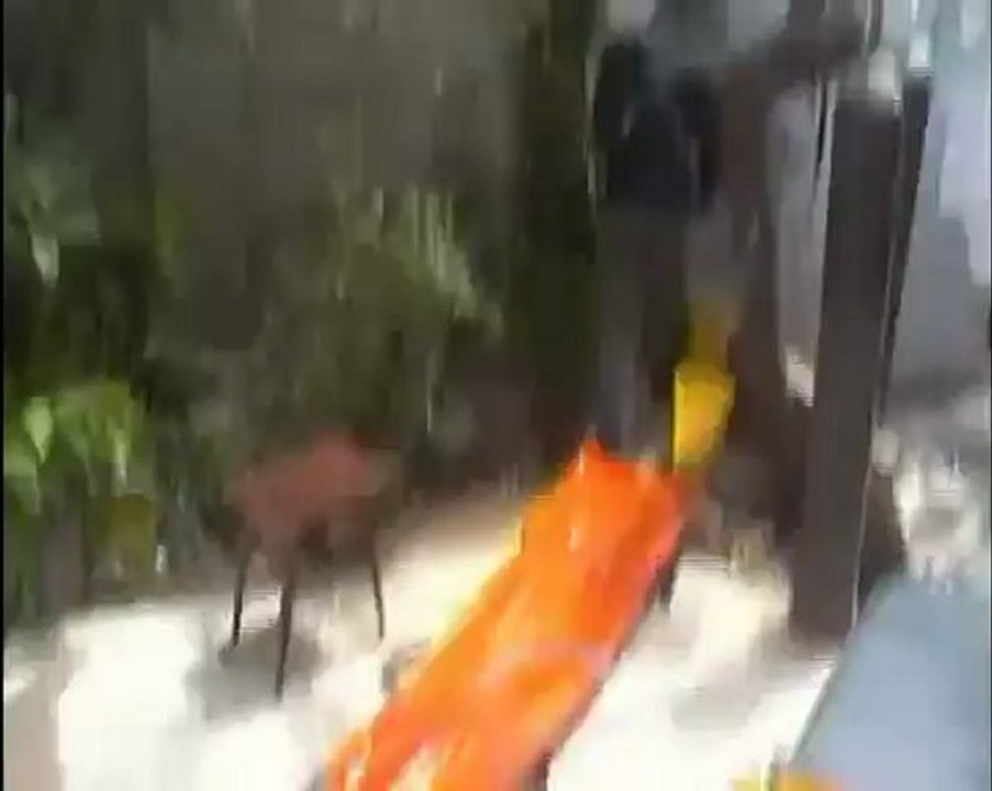 فري برس حمص القصير الجيش الحر يعمل على اسعاف الجرحى 11 4 2012 Homs