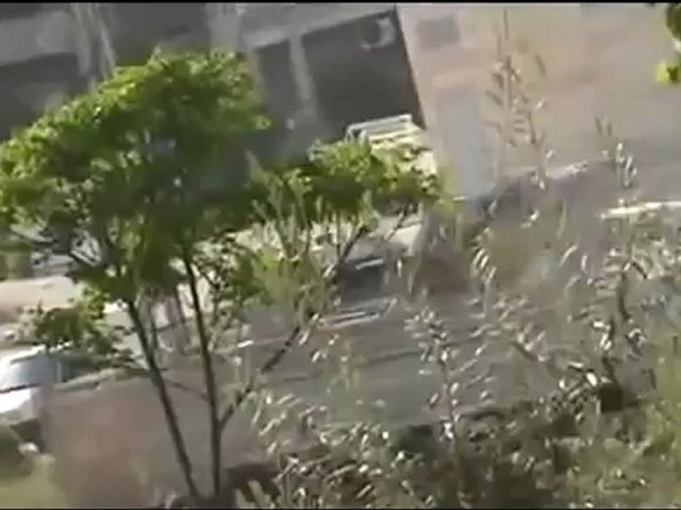 فري برس حماة إحتلال الشبيحه لبناء مع تواجد مصفحه دوارالأربعين12 4 2012 Hama