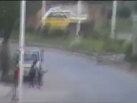 فري برس حمـــاة مداهمات حي الاربعين 11 04 2012 Hama