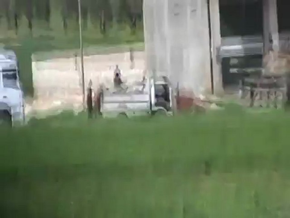 فري برس حلب الاتارب المحتله انتشار الحواجز الامن والجيش عند مدخل المدينه وتفتيش سيارات الماره 11 4 2012 Aleppo