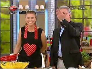GÜLBEN - Tamer Karadağlı'dan Domates Soslu Makarna Tarifi 12.04.12