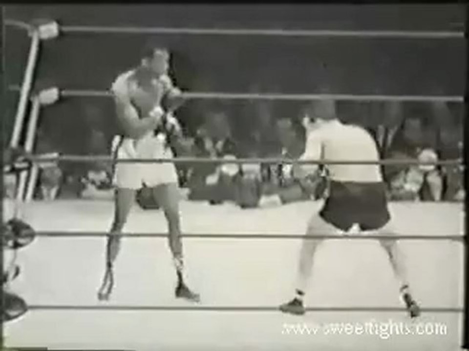 Sugar Ray Robinson fights Jake LaMotta