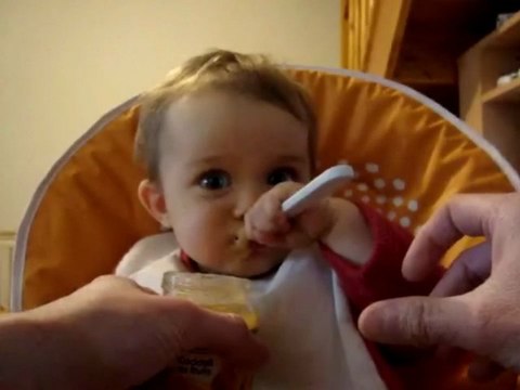 Leila mange son petit pot