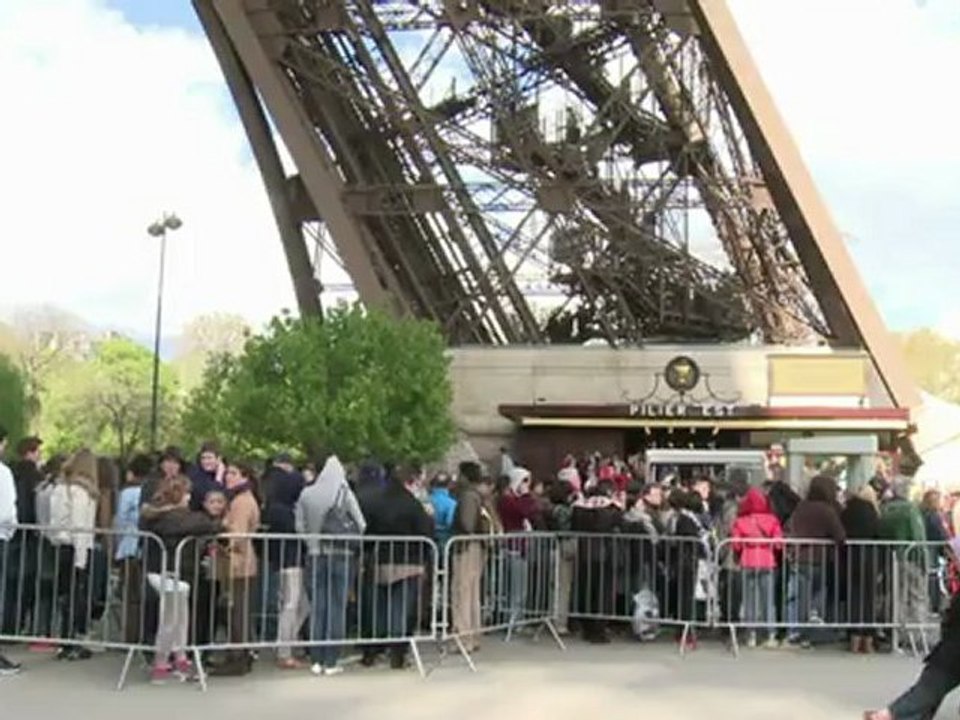 Fila na Torre Eiffel