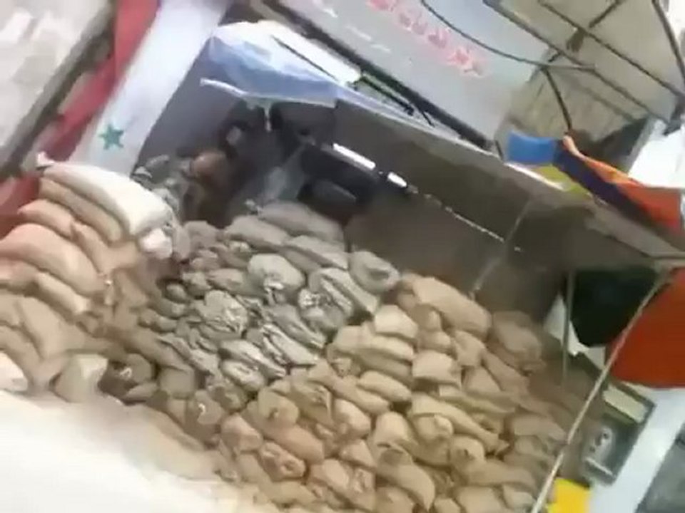 فري برس حماة المحتلةالحواجز العسكرية أمام مبنى البريد  12 4 2012 Hama