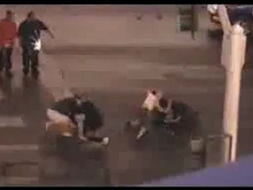 0490 - Bagarre 2 contre 2 devant des policiers