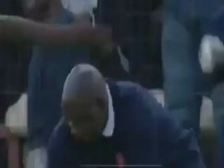 Joueur de foot jambe cassée