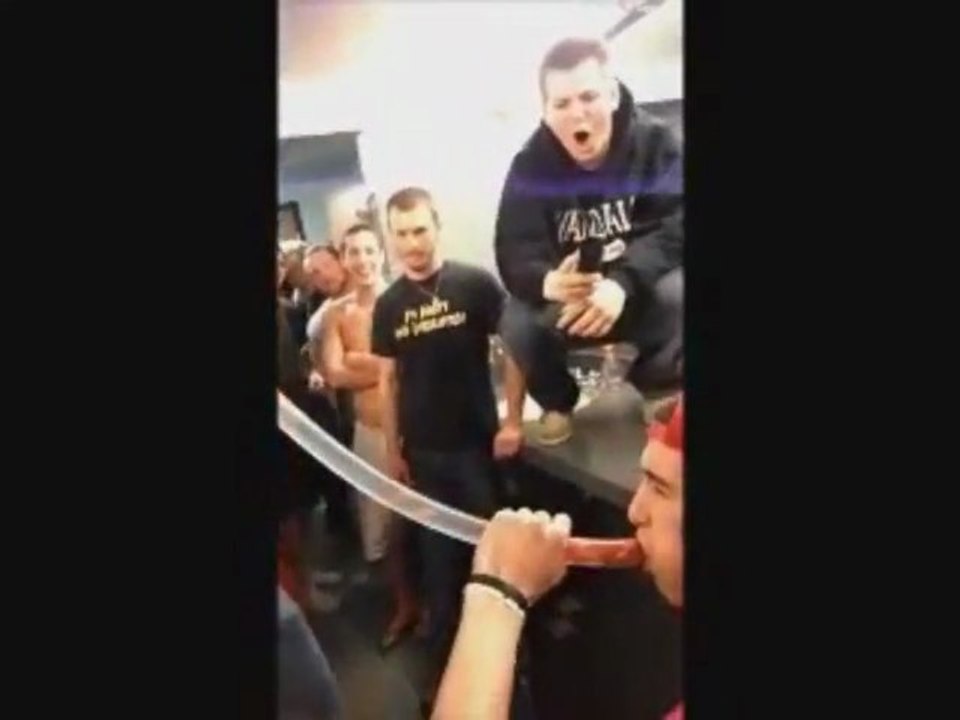 Défi : il avale 40 poissons rouges par un tuyau