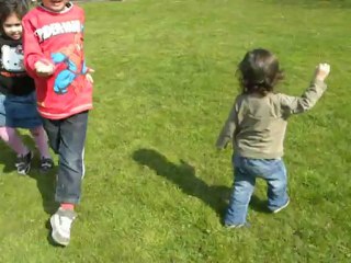 a la découverte des fleurs dans le jardin