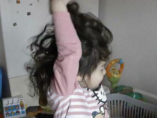 beau gosse qui s'amuse et ma poupée au réveil