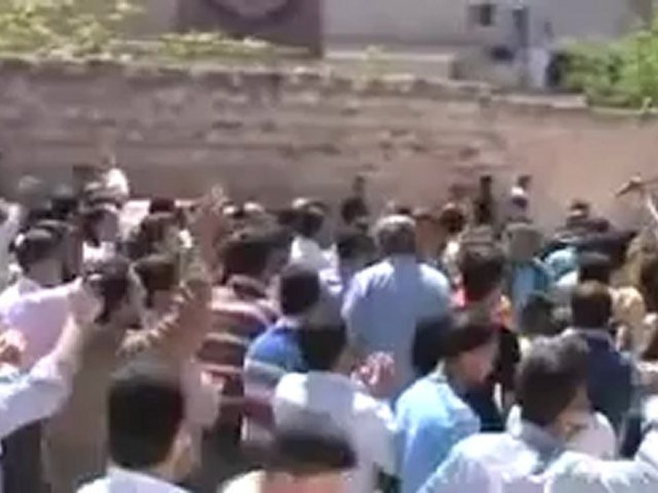 فري برس حلب الاتارب المحتله مظاهره جمعه الثورة لكل السورين رغم الحصار 13 4 2012 ج4 Aleppo