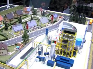 ams-Kongress: Ministerpräsident Kretschmann testet Elektro-Auto