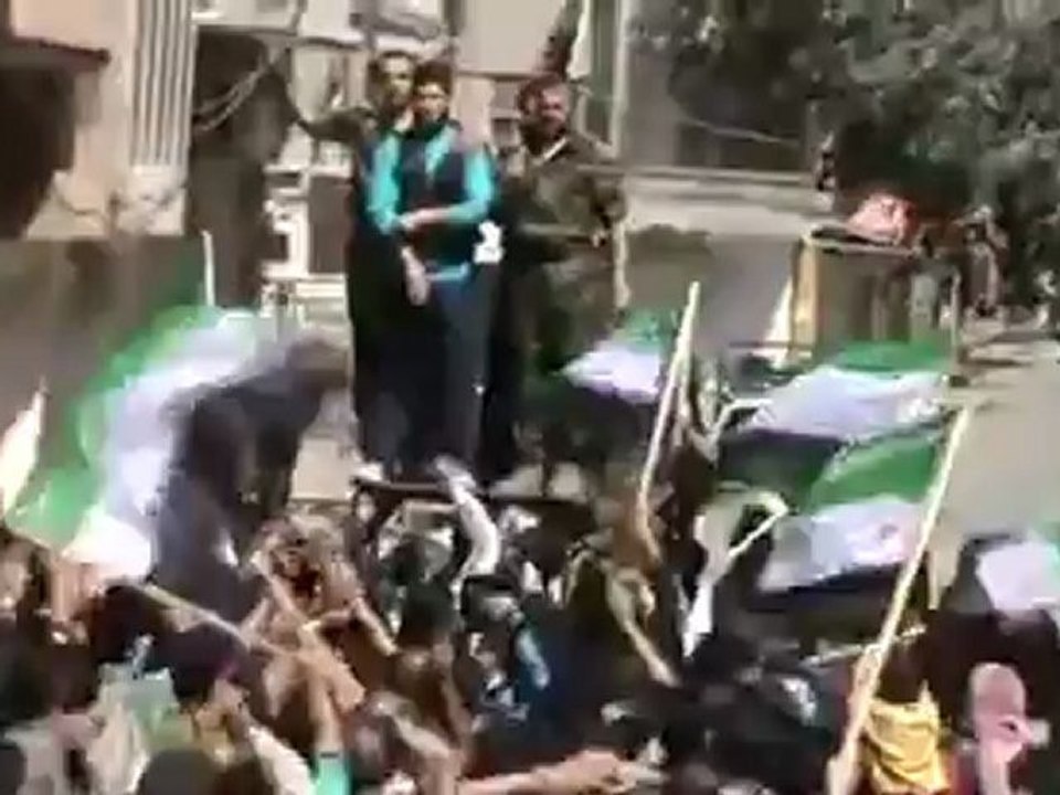فري برس حمص البطل عبد الرزاق طلاس مع البطل خالد أبو صلاح وبمشاركة ضباط الجيش الحر في مظاهرة الخالدية جمعة الثورة لكل السوريين  13 4 2012 راااائع