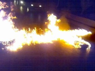 فري برس ريف دمشق مشروع دمر قطع الشارع الرئيسي بالنار  13 4 2012 Damascus