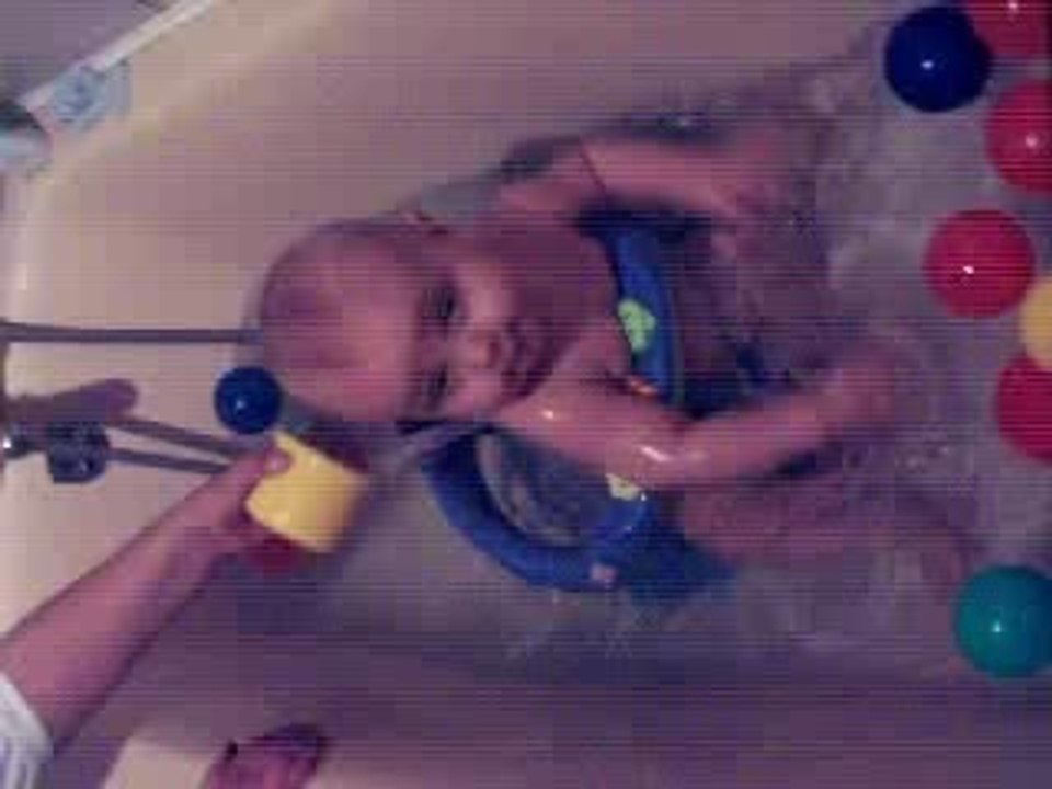 Loic 2006 09 16 - 09 - Dans mon bain