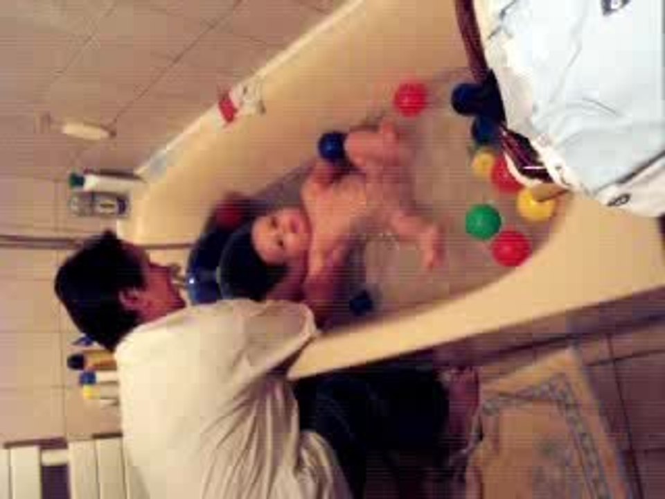 Loic 2006 09 16 - 10 - Dans mon bain