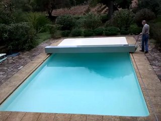 Video d'une couverture piscine "abris escamotable" rapide à mettre en place