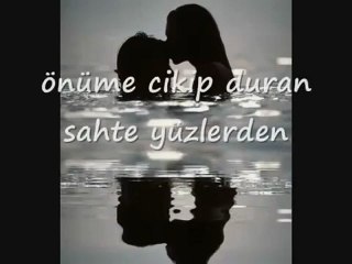 Tuğba  ÖZERK  "ÇEKİP GİDESİM VAR"