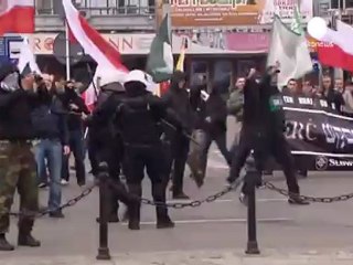 Télécharger la video: Polonia: scontri tra estrema destra e anti-fascisti