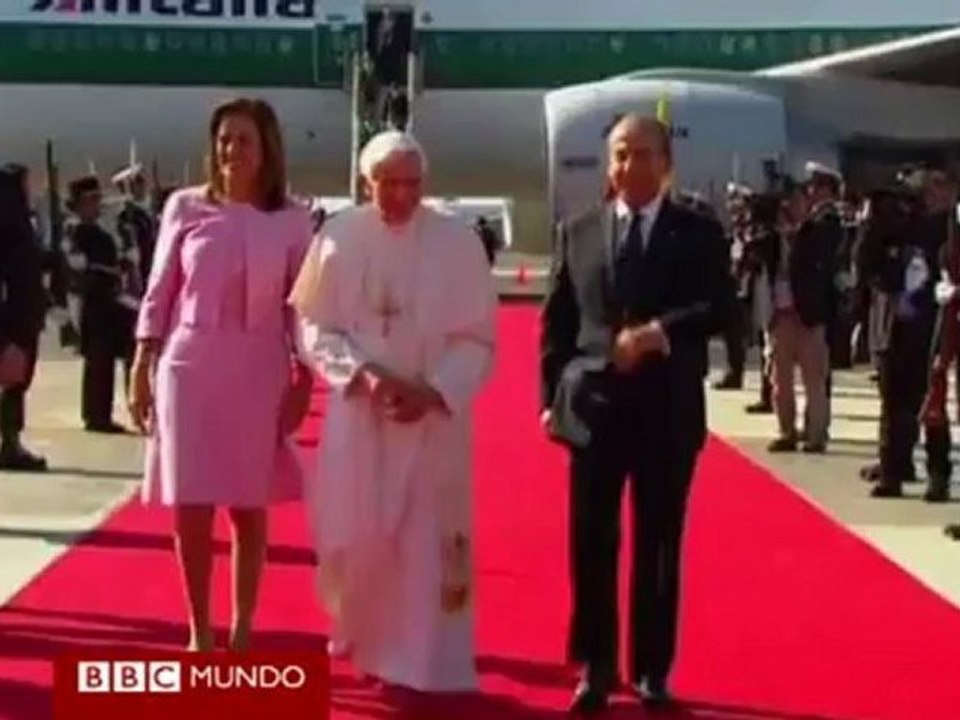 Miles de mexicanos reciben al Papa en Guanajuato - YouTube