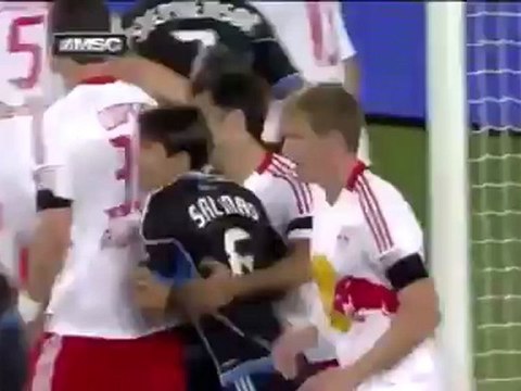 Patada de Rafael Marquez a Shea Salinas