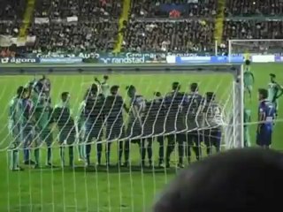 Comment Fabregas veut perturber le gardien adverse sur coup-franc !