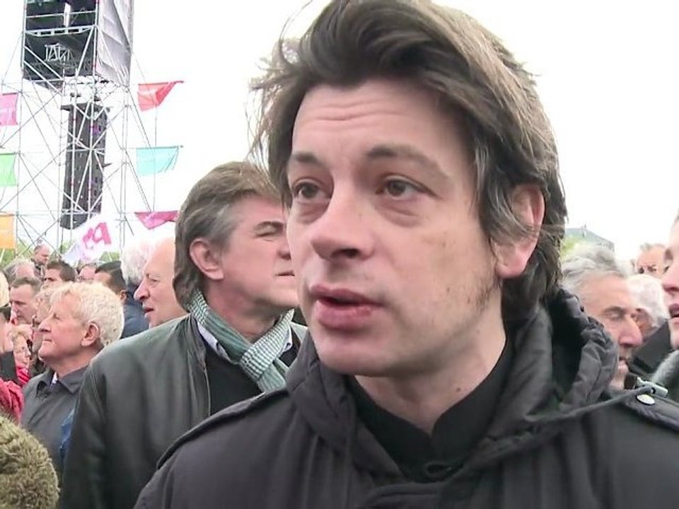 Benjamin Biolay au rassemblement pour François Hollande à Paris-Vincennes