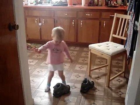 Abby essait les chaussures de maman