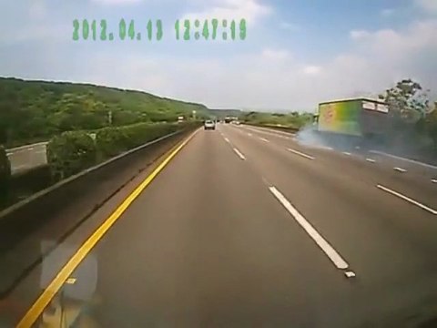 Un camion pousse une voiture sur l'autoroute