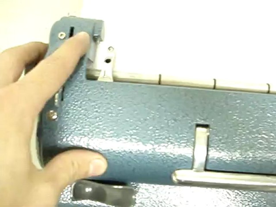 CIVIAM - Colocar folha na maquina Perkins Braille