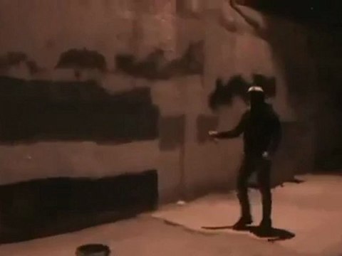 فري برس دمشق برزة الرجل البخاخ يغني يلعن روحك يا حافظ15 4 2012 Damascus