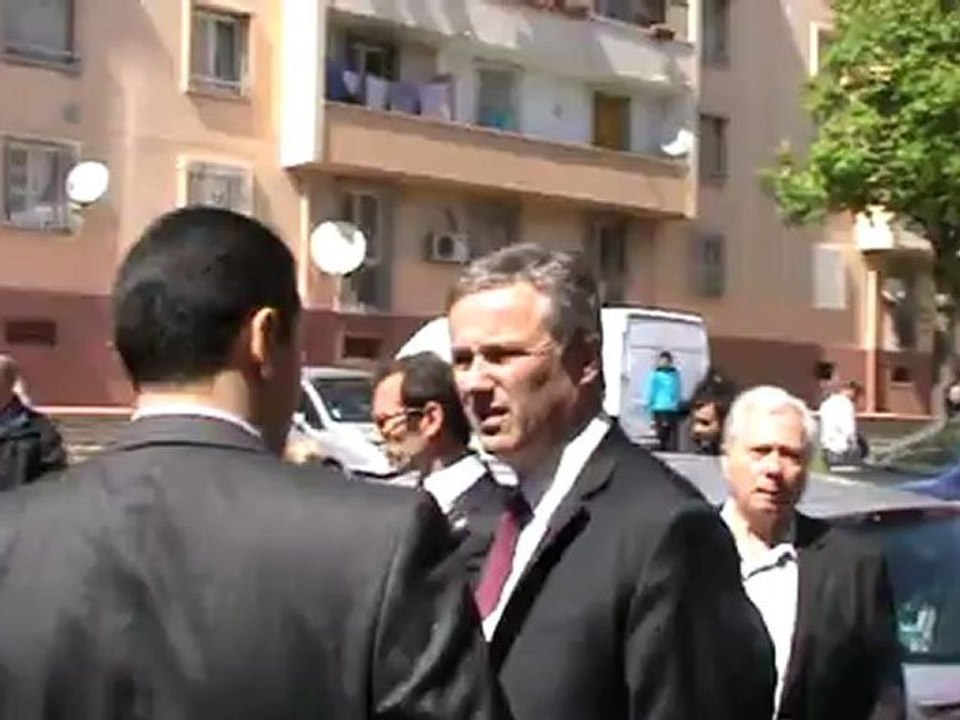 Omar Djellil à la rencontre de Nicolas Dupont-Aignan