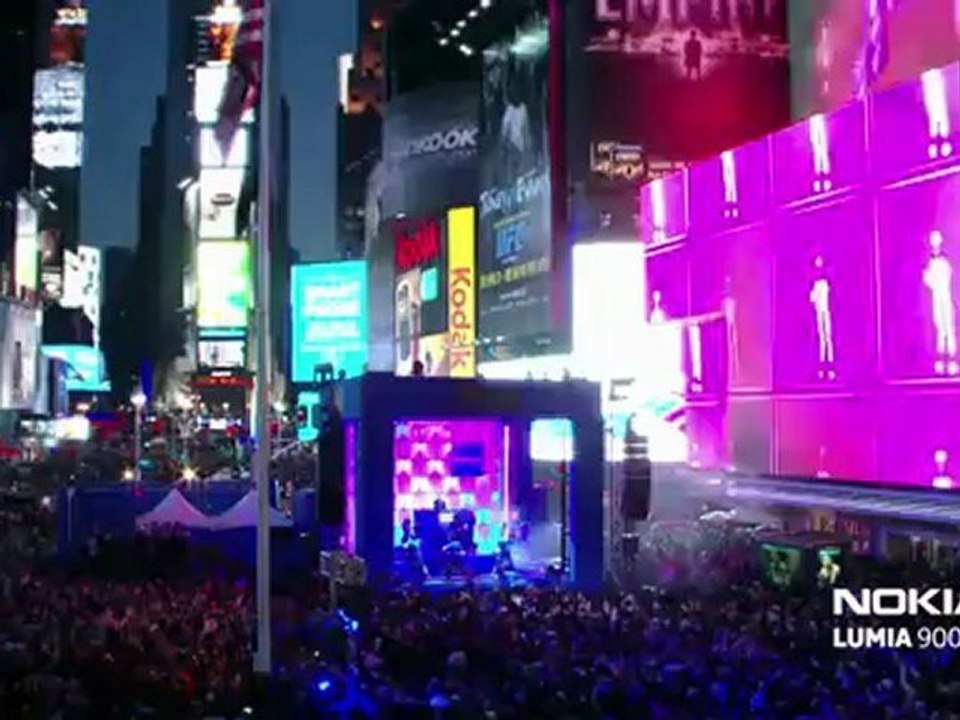 Nokia Lumia 900 Live in Times Square - Nicki Minaj Starships (Doorly Remix)