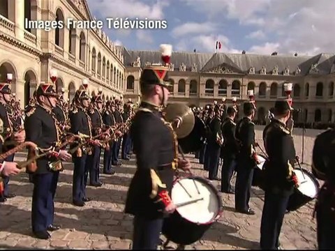 Les honneurs militaires rendus à Raymond Aubrac aux Invalides