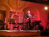 Jean Michel Grandjean chante l'orage de Brassens lors d'un concert à Autun pour les enfants du Burkina Faso