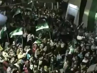 Descargar video: فري برس ادلب معرة النعمان مظاهرة ليلية حاشدة 15 4 2012 Idlib