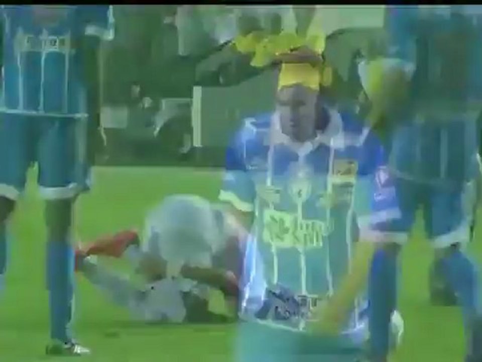 Neymar dribble magique et fait expulser son adversaire