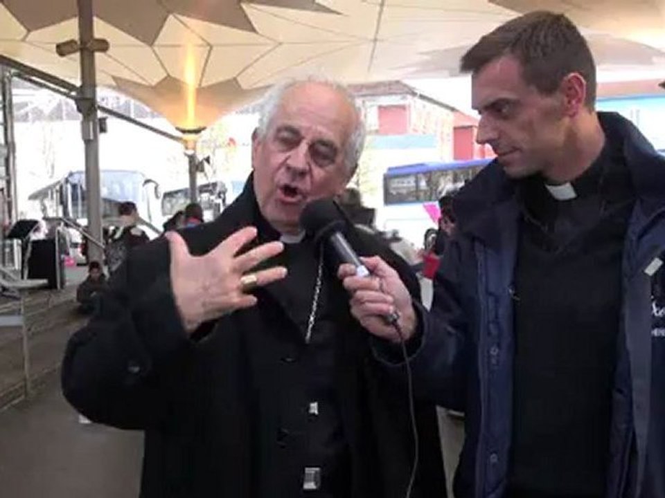Accueil par Mgr Riocreux, à la gare de Lourdes - 16 avril 2012