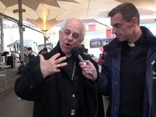 Accueil par Mgr Riocreux, à la gare de Lourdes - 16 avril 2012