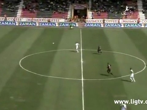 Il marque de plus de 50 mètres... contre son camp !