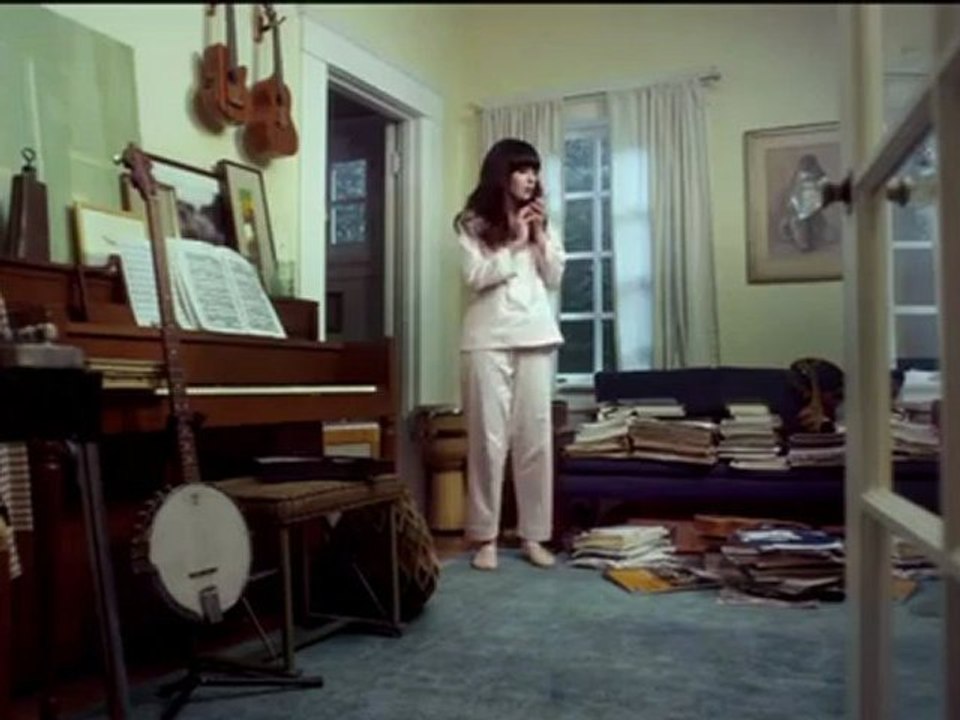 Zooey Deschanel iPhone 4S - Siri commercial
