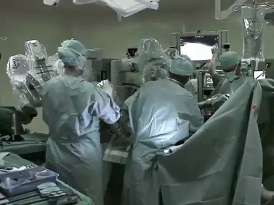 Dr Dumps et Dr Mégevand - Les avantages de la chirurgie robotisée en gynécologie