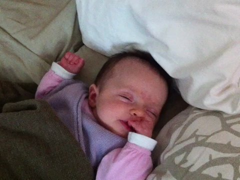 Eugénie dans le lit de papa/maman