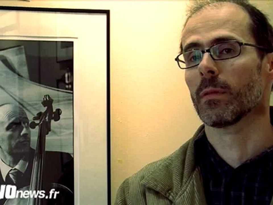 Exposition des hommes et des femmes en noir et blanc