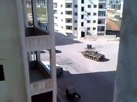 فري برس ادلب اطلاق نار من دبابات ومصفحات الأسد 16 4 2012 Idlib