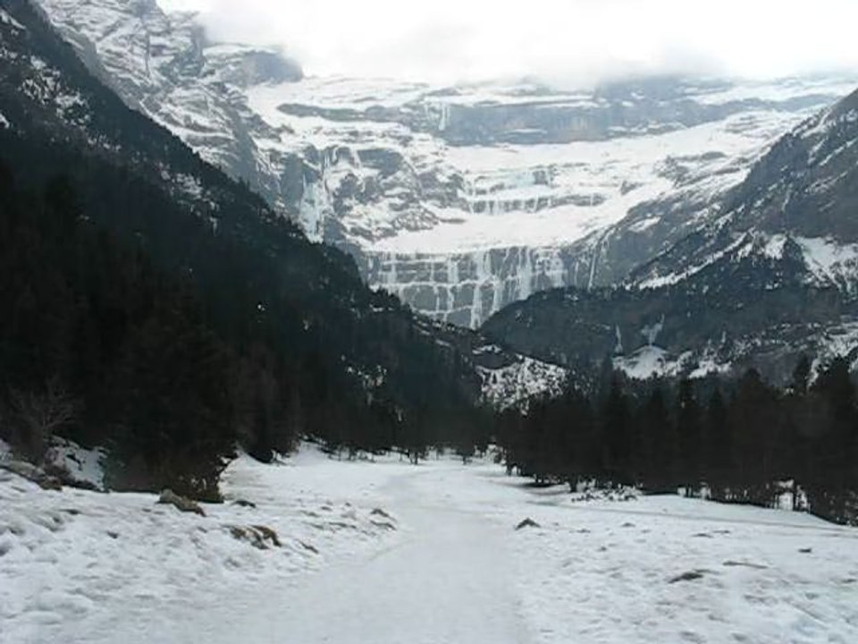 GAVARNIE, marcher en direction du cirque... (65)