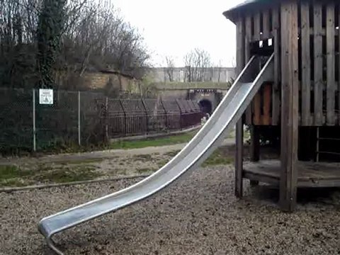 Petit chien lion et toboggan avril 2012